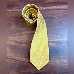 Elegant Gold Silk Tie with Intricate Design